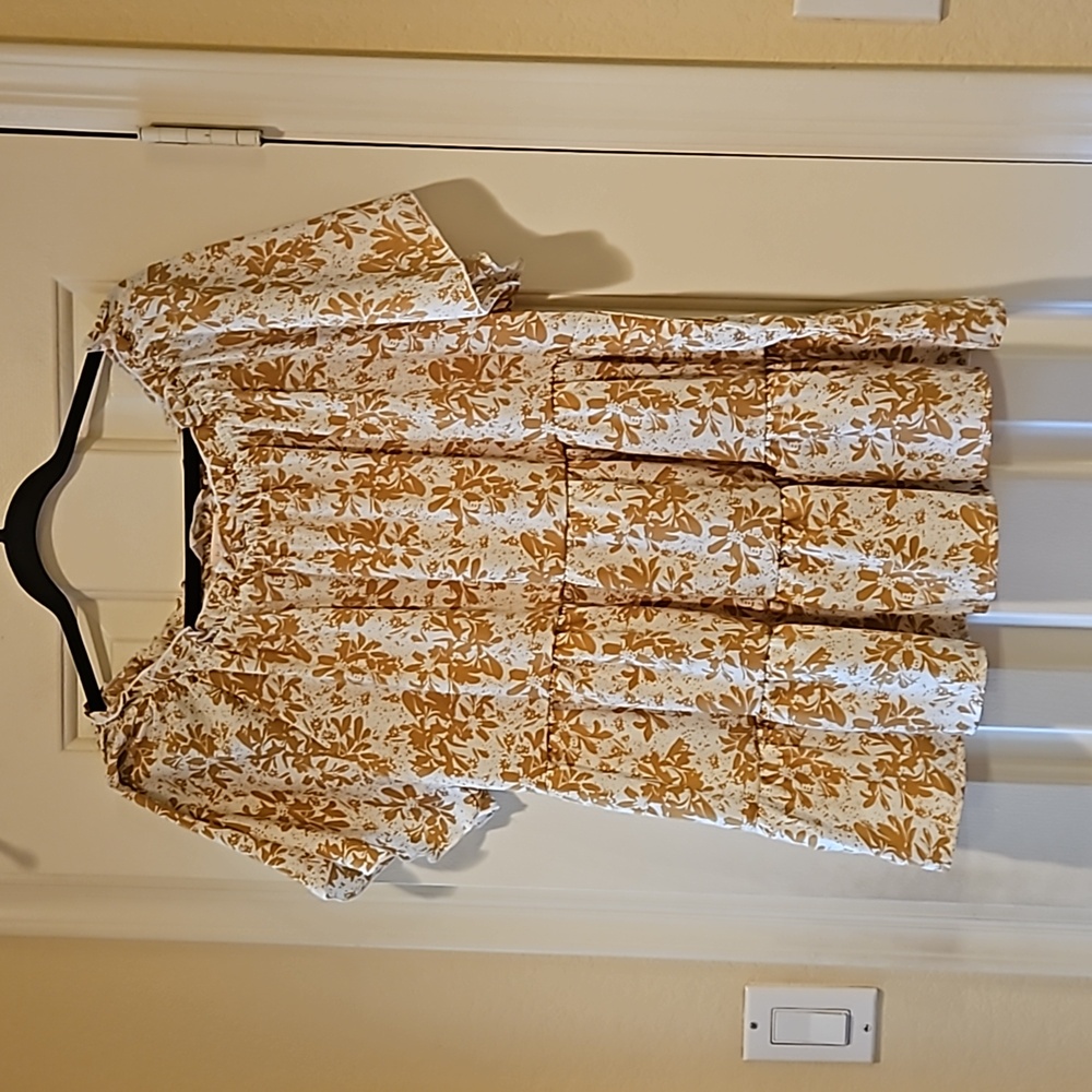 Hailey & Co. GOLD/Yellow AND WHITE tiered and ruffled blouse Size 1x